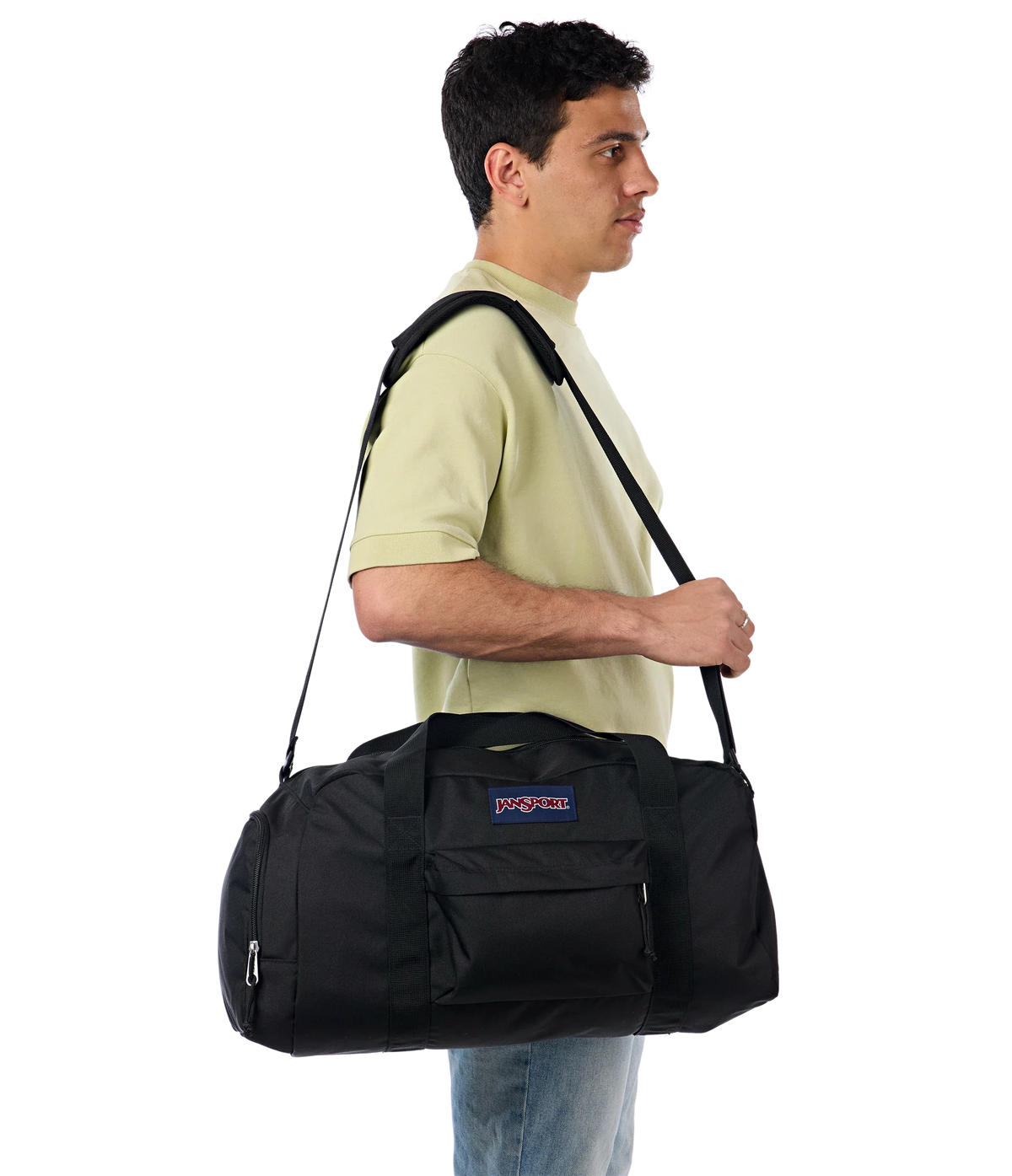 weekender-medium-duffel-g8 JS0A85VF008-MODEL.webp