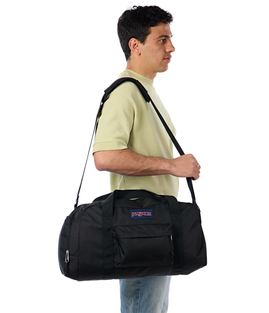 weekender-medium-duffel-g8 JS0A85VF008-MODEL.webp