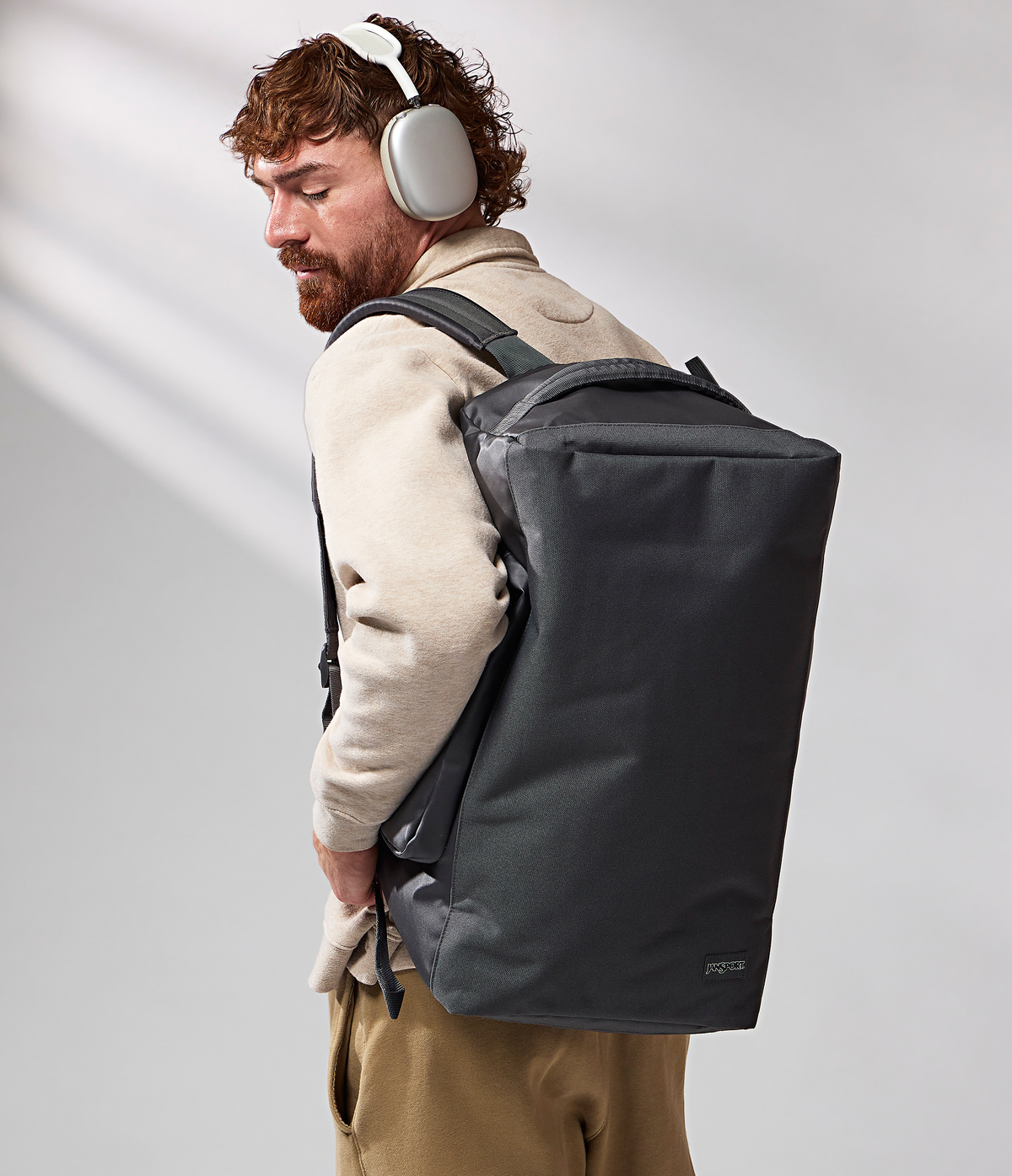 convertible-duffel-toiletry-bag-smokey-grit-set-j6 JS0A8E8EDMX-MODEL.png