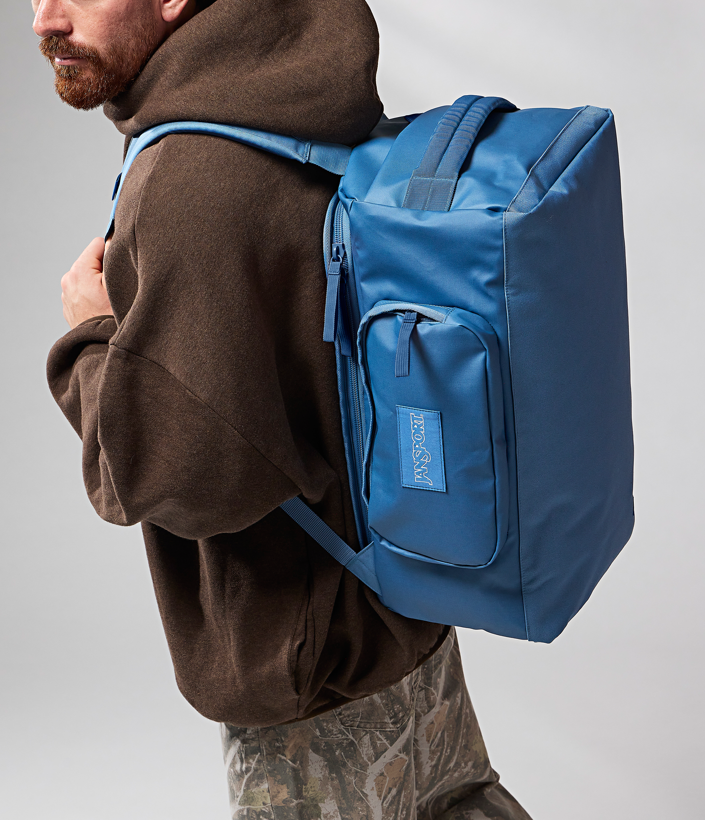 convertible-duffel-toiletry-bag-elemental-blue-set-k4 JS0A8E8EEW5-MODEL.png